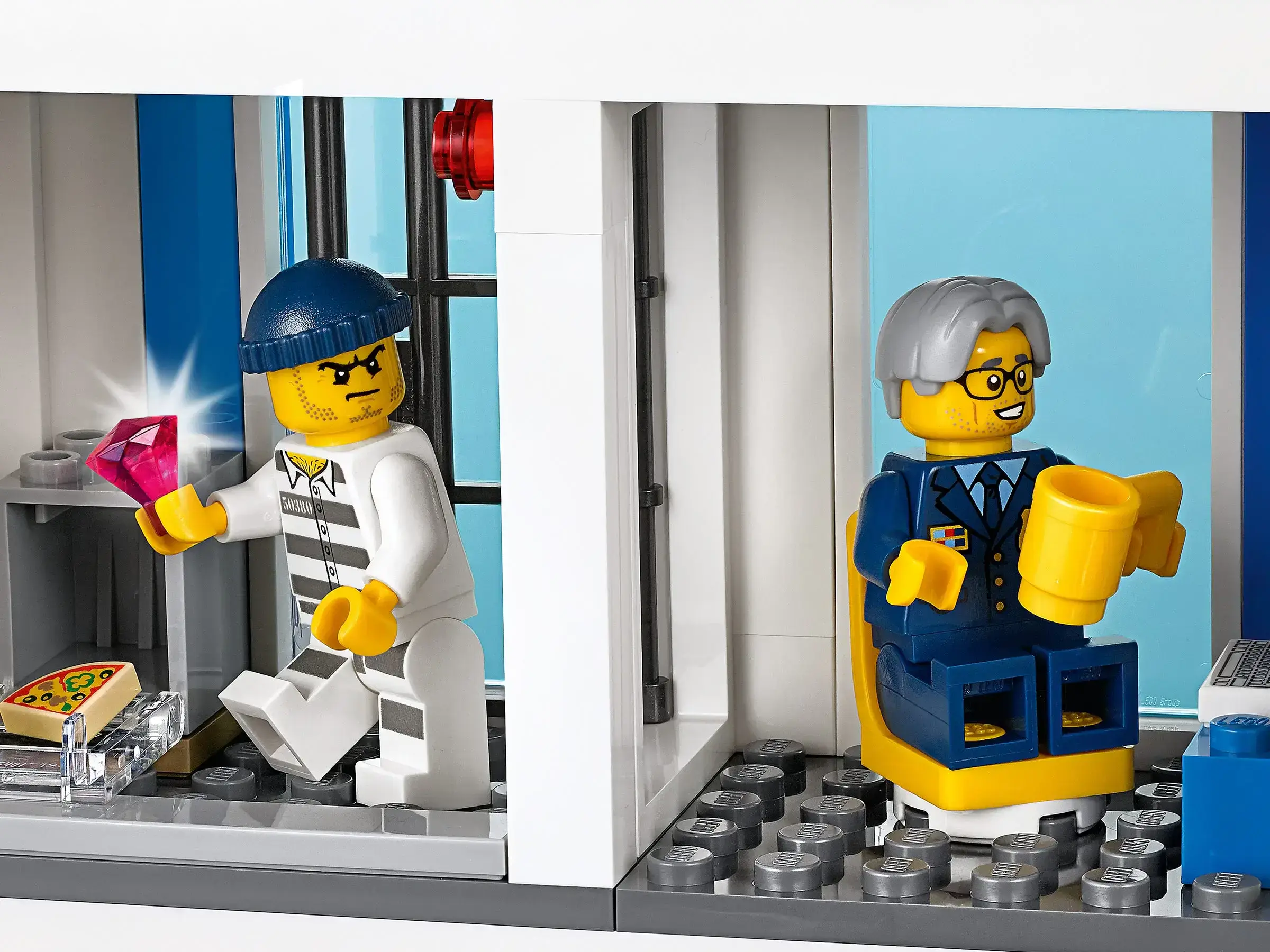 Блочный конструктор LEGO City Полицейский участок (60246)