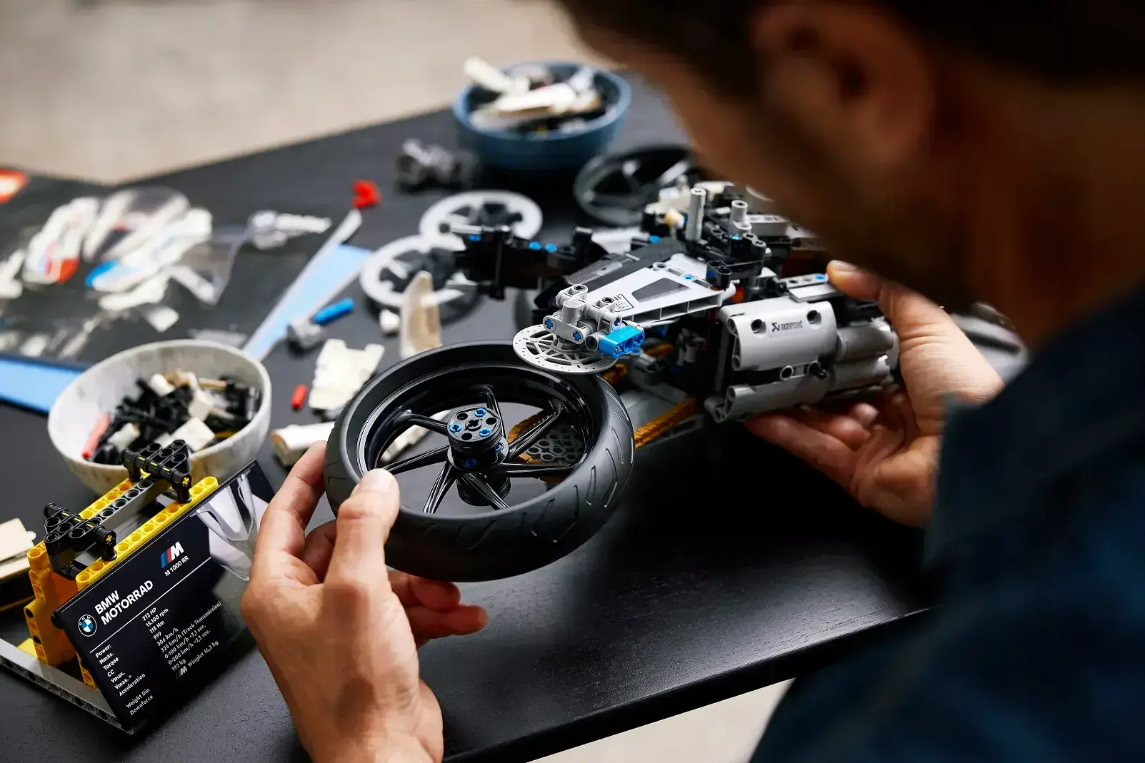Авто-конструктор LEGO BMW M 1000 RR (42130)