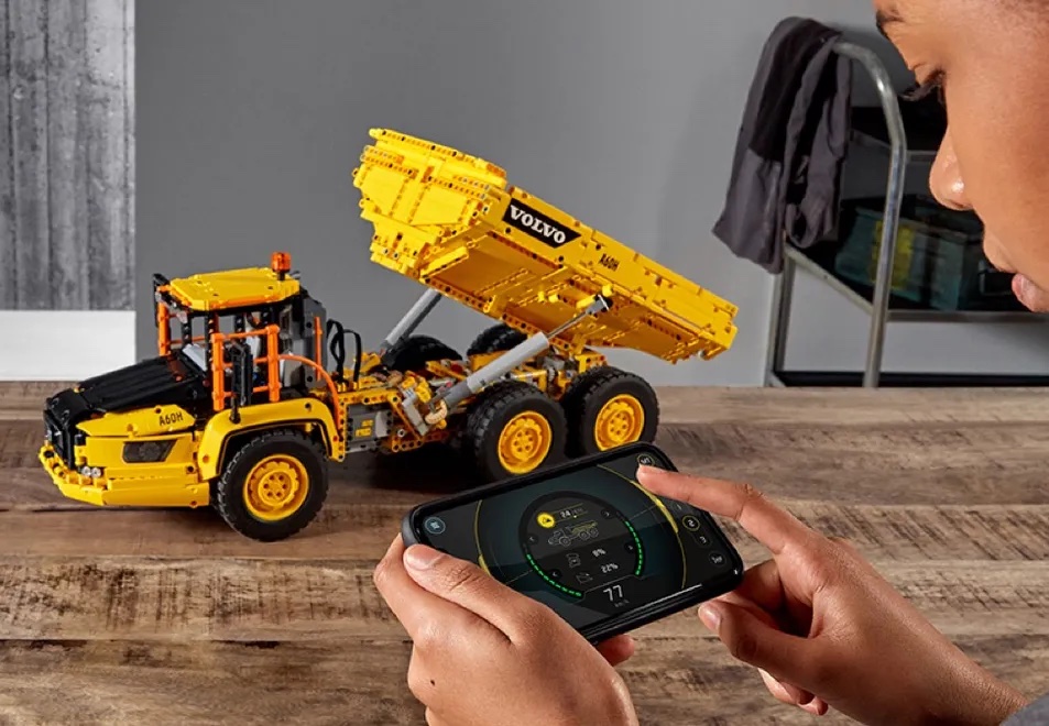 Блочный конструктор LEGO Technic Cамосвал 6x6 Volvo (42114) на дистанционном управлении