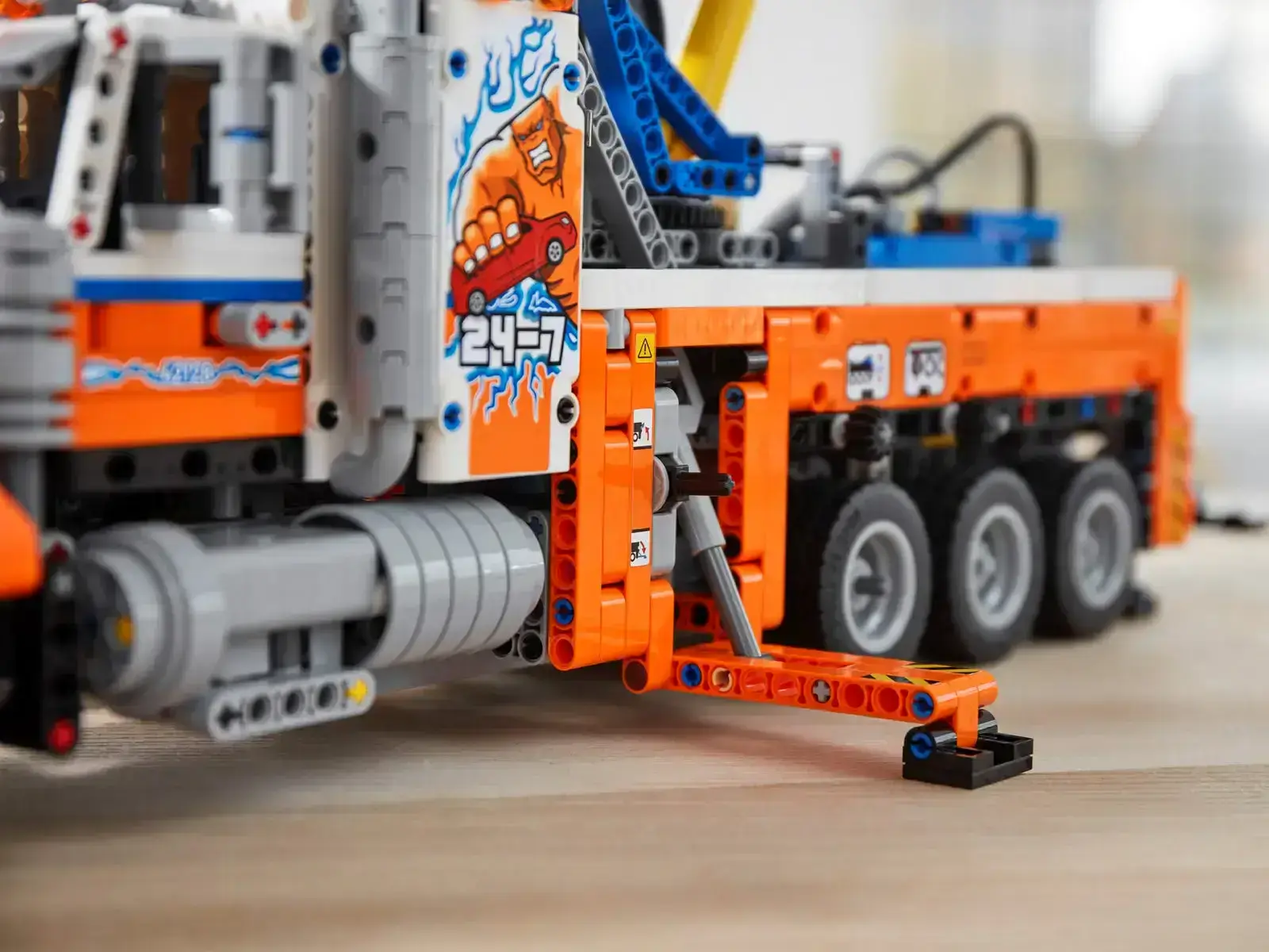 Блоковий конструктор LEGO Technic Вантажний евакуатор (42128)