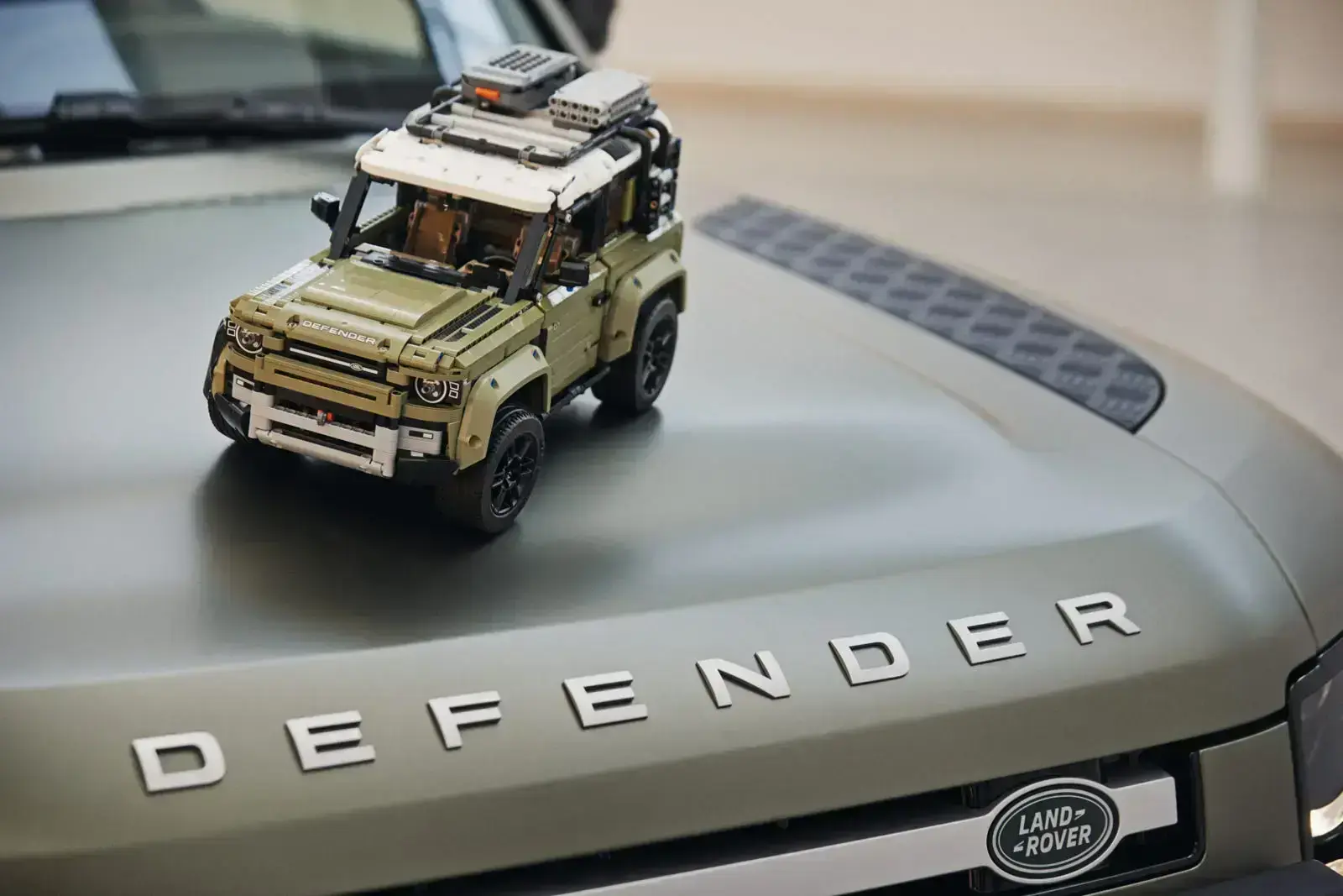 Авто-конструктор LEGO Technic Land Rover Defender (42110)