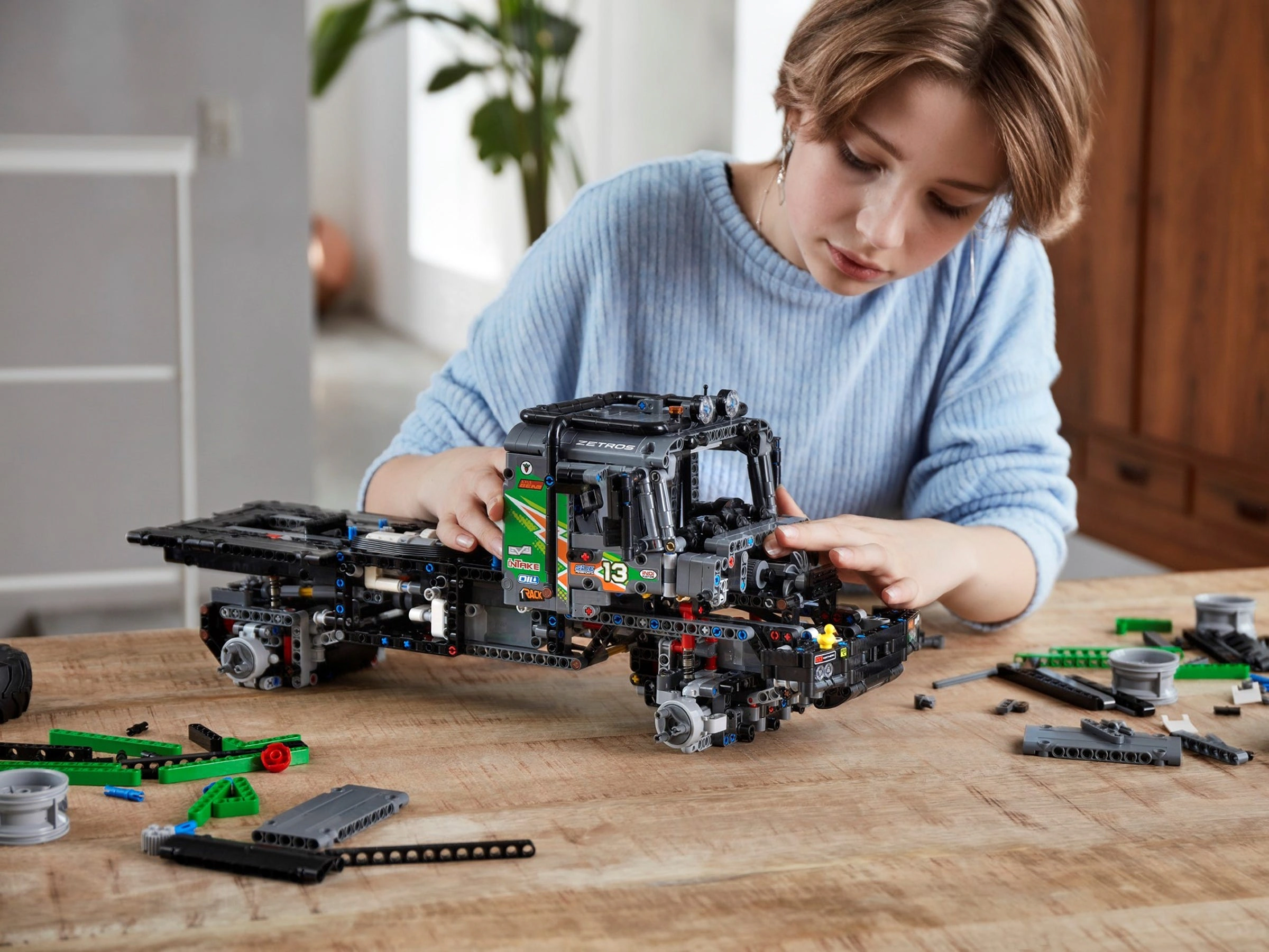 Блочный конструктор LEGO Mercedes-Benz Zetros (42129)