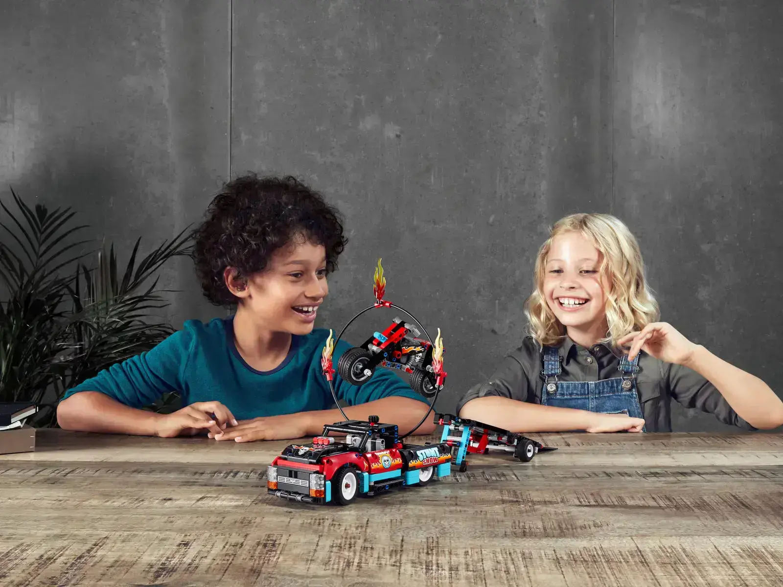 Авто-конструктор LEGO Technic Шоу трюків на вантажівках і мотоциклах 2 в 1 (42106)