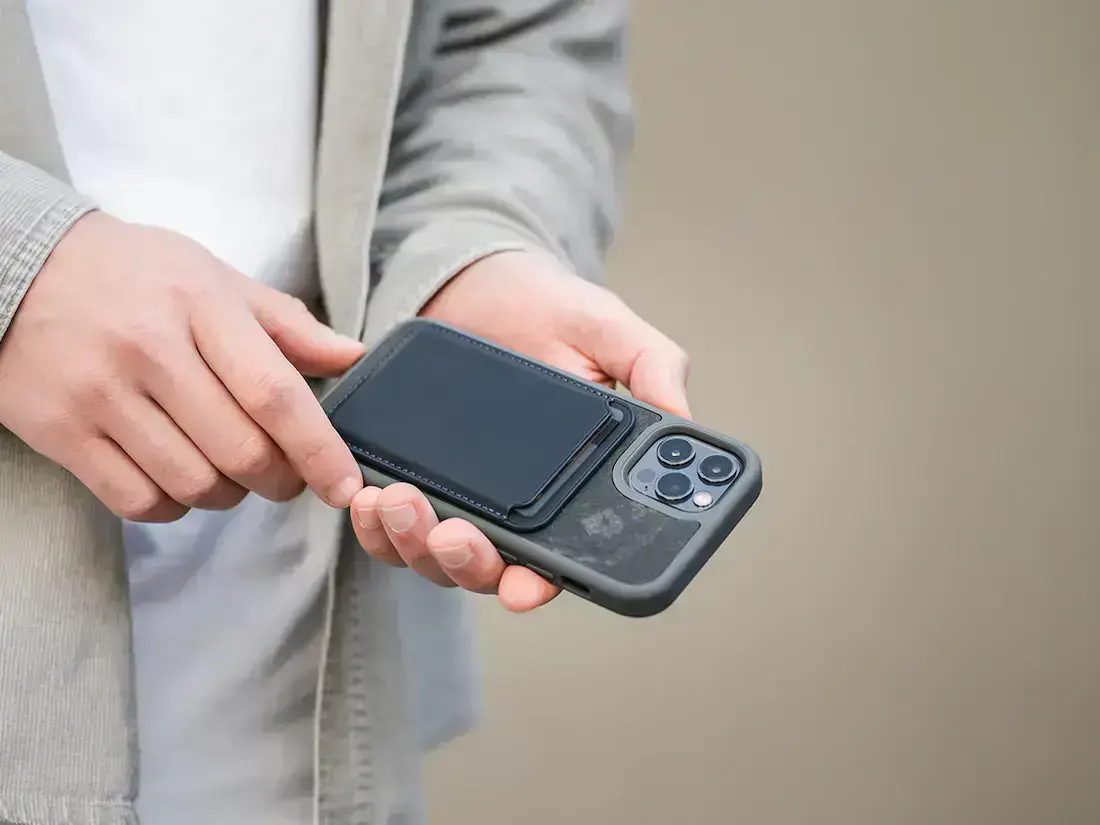 Чехол из натурального камня Woodcessories Bumper Case Camo Grey MagSafe для iPhone 13 (14352-1)