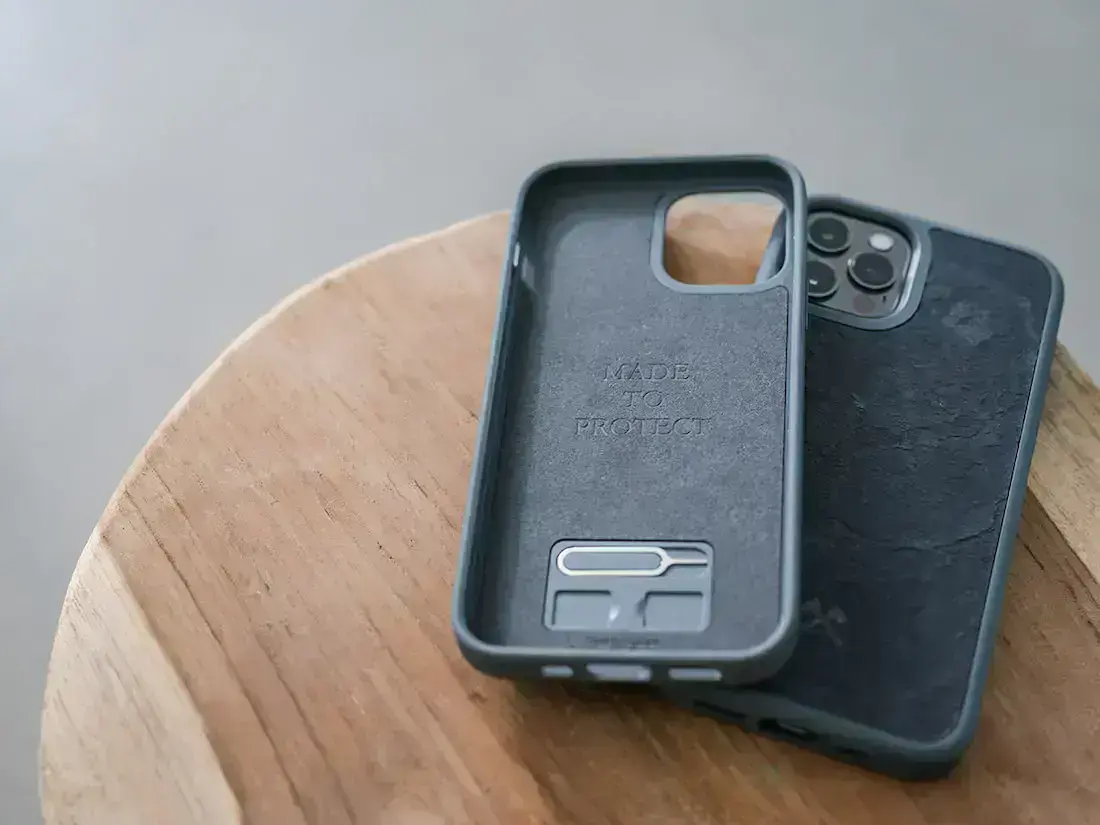 Чехол из натурального камня Woodcessories Bumper Case Camo Grey MagSafe для iPhone 13 (14352-1)