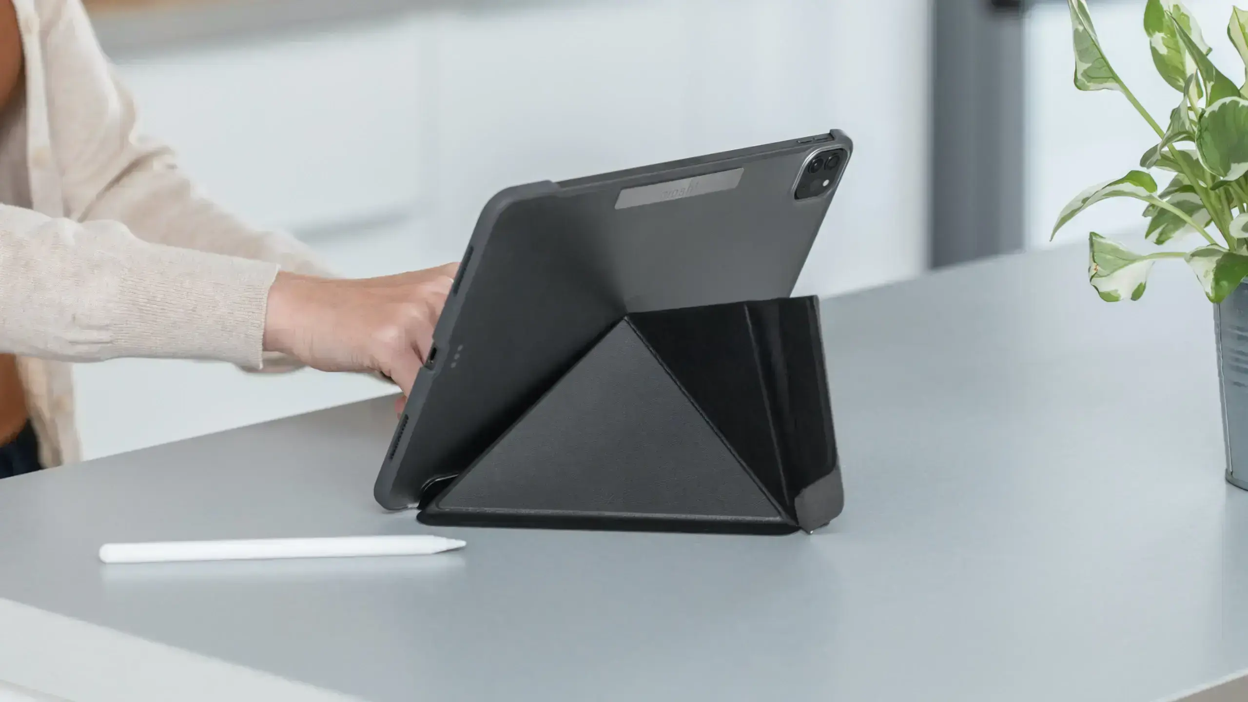 Чохол Moshi VersaCover Case with Folding Cover Charcoal Black for iPad Pro 11" (1st / 2nd Gen) (99MO056082)