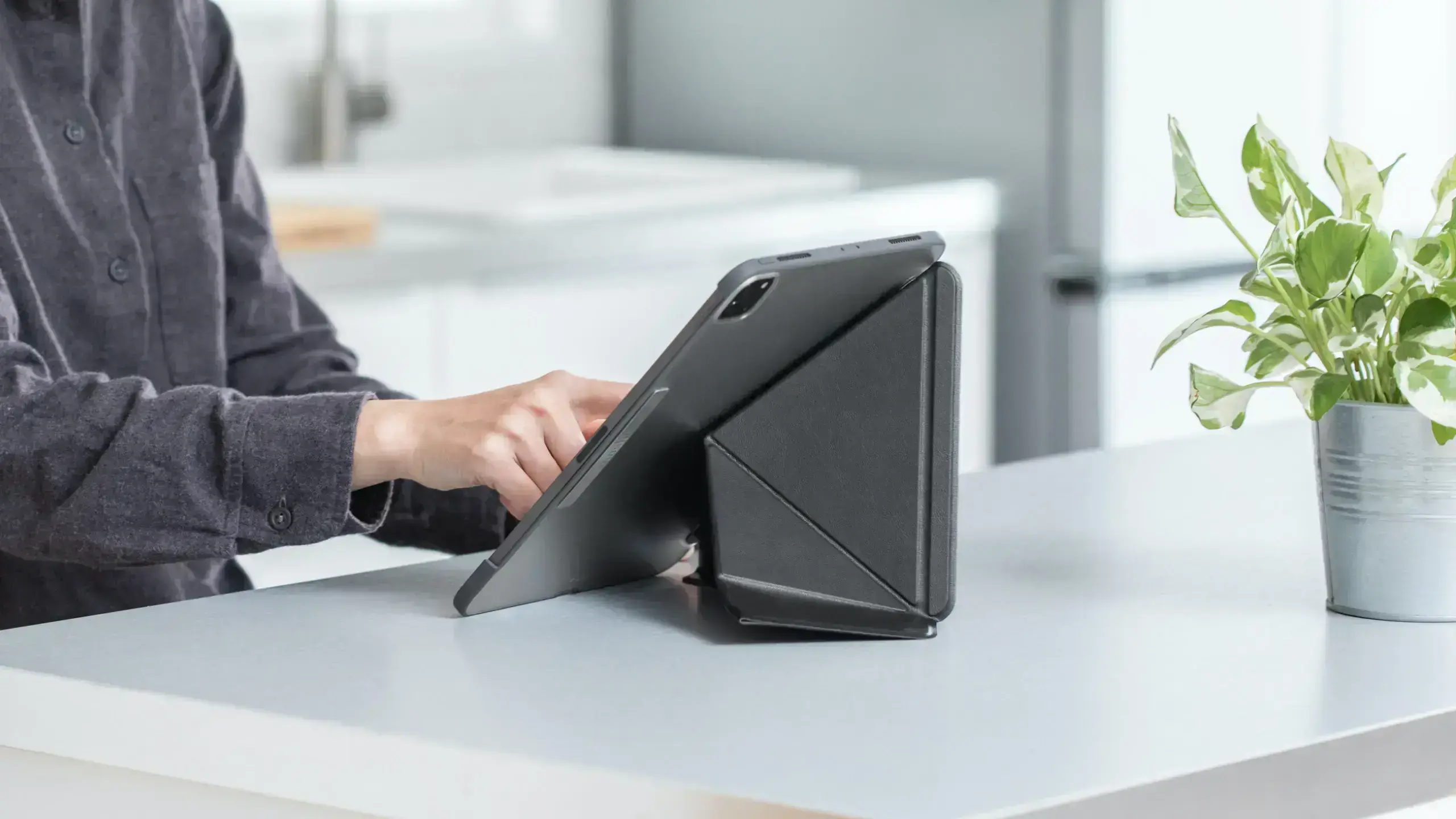 Чохол Moshi VersaCover Case with Folding Cover Charcoal Black for iPad Pro 11" (1st / 2nd Gen) (99MO056082)