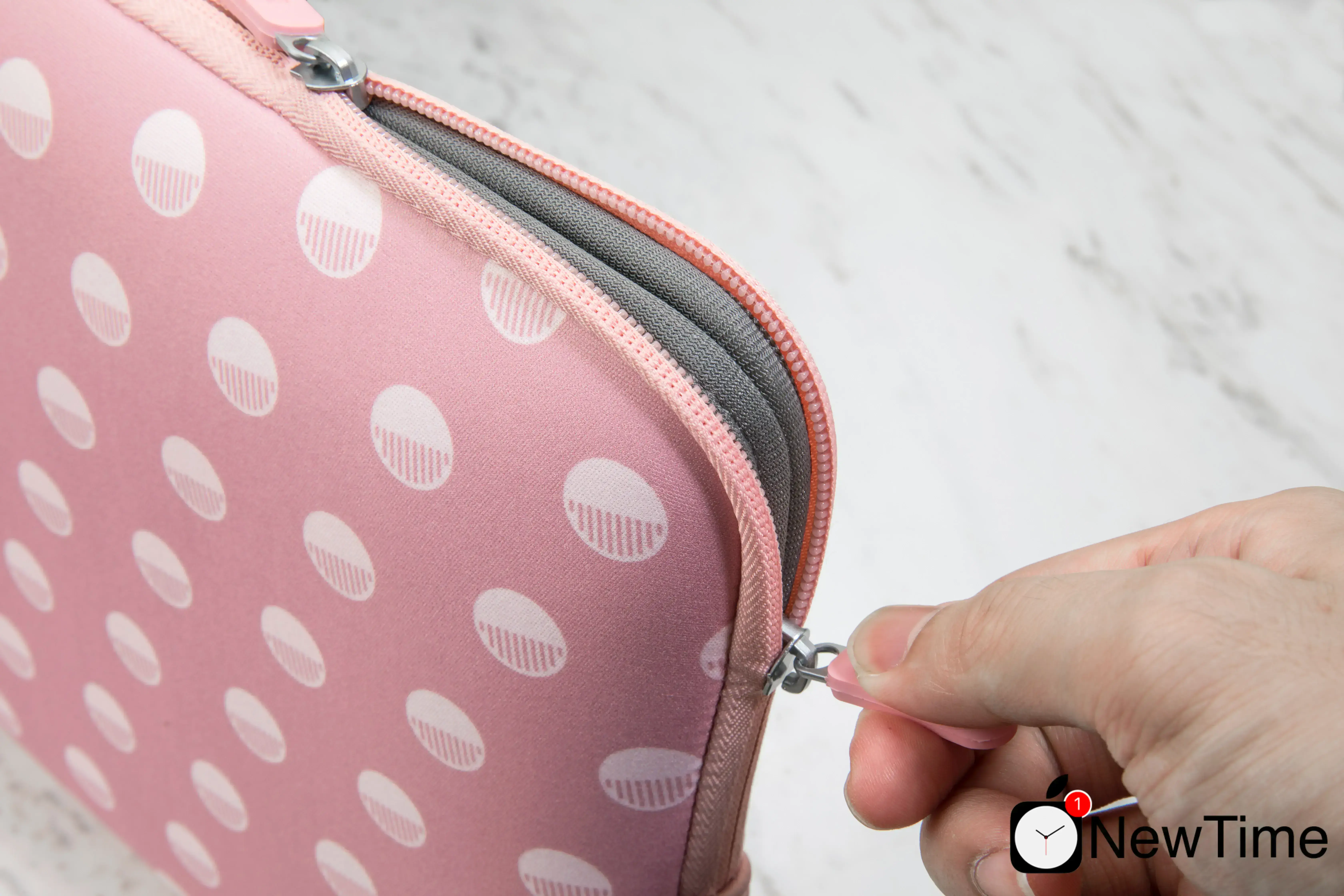 Чехол-папка LAUT POP PROTECTIVE SLEEVE для MacBook Air 13" (2010-2020) / MacBook Pro 13" (2012-2020) Polka Pink (LAUT_MB13_POP_PK)