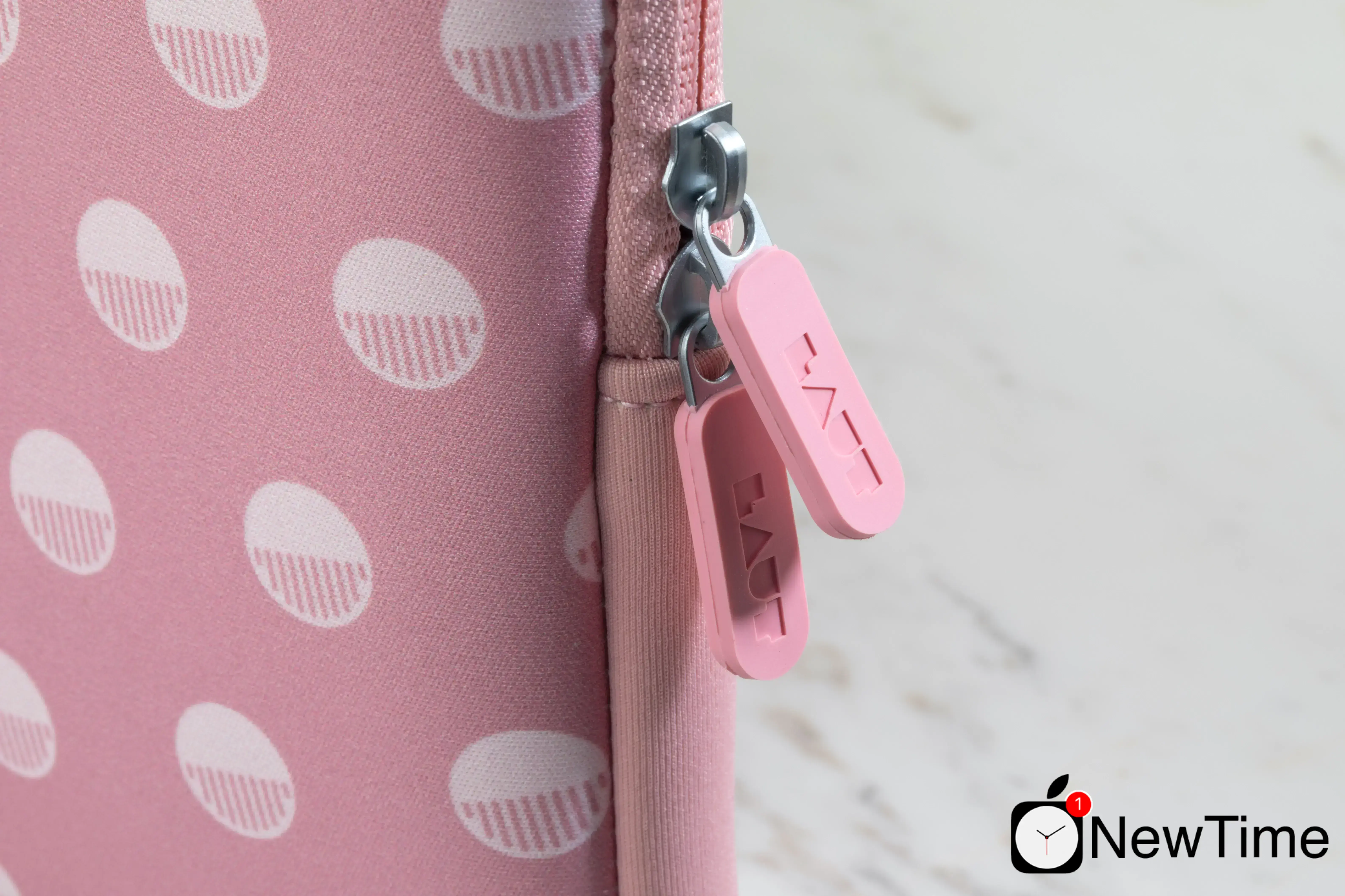 Чехол-папка LAUT POP PROTECTIVE SLEEVE для MacBook Air 13" (2010-2020) / MacBook Pro 13" (2012-2020) Polka Pink (LAUT_MB13_POP_PK)