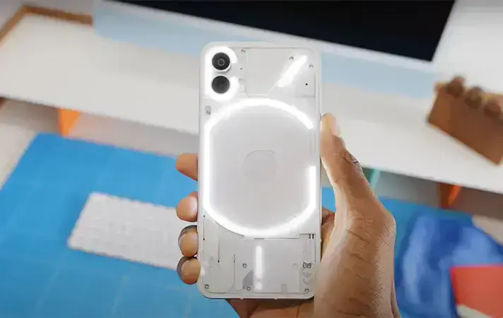 Новый смартфон Nothing Phone показали со всех сторон