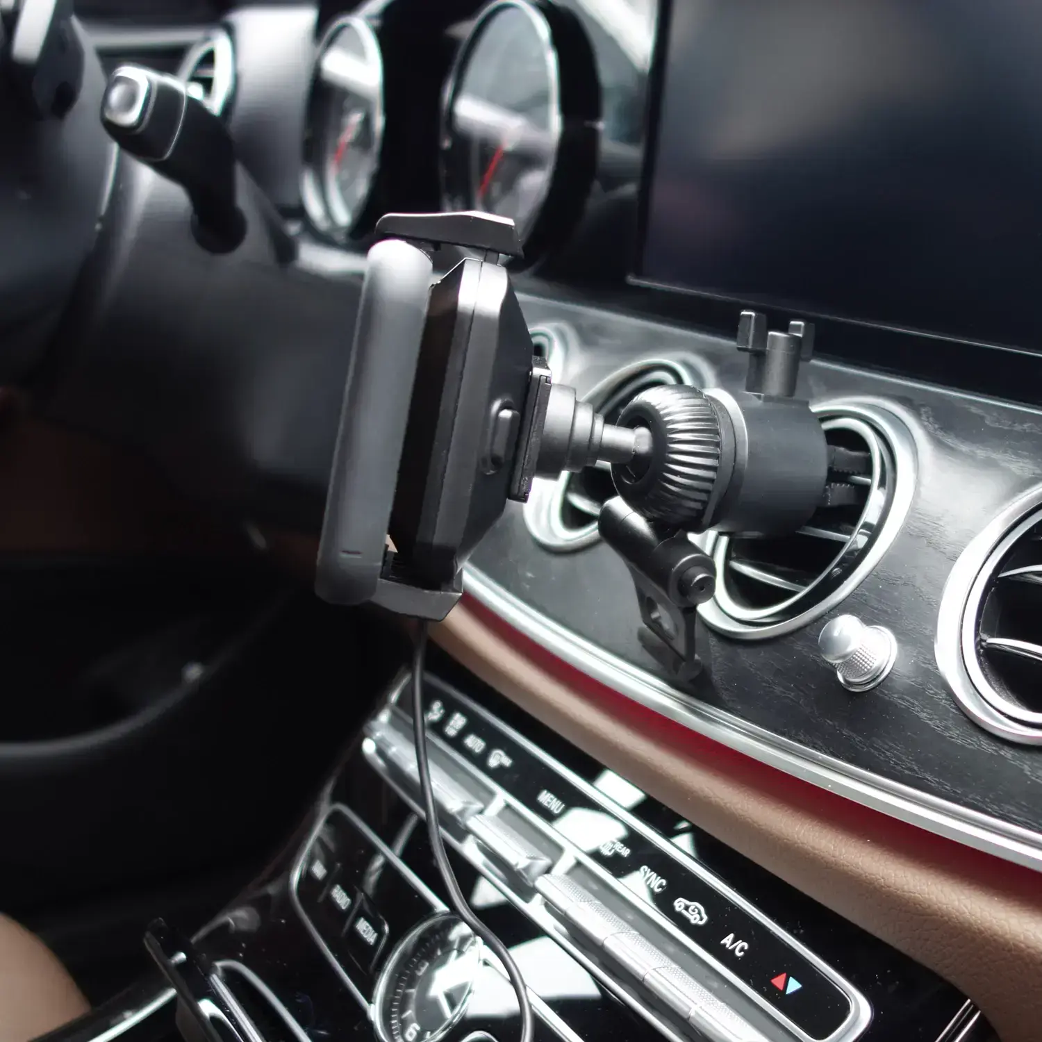 Автотримач для смартфона Macally Car Holder Wireless Charger Air Vent (MVENTQI)
