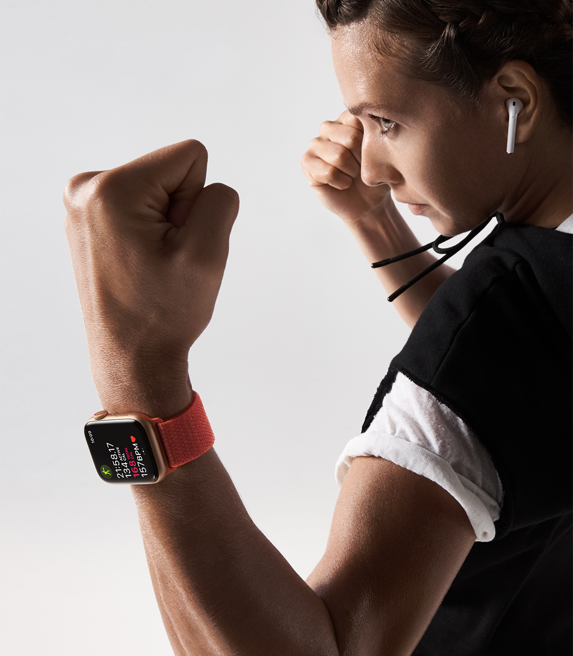 Apple Watch Series 4 Nike + (GPS + Cellular) 40mm Silver Aluminium Case with Pure Platinum / Black Nike Sport Band (MTV92, MTX62)