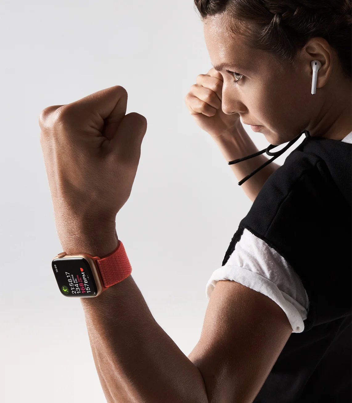 Apple Watch Series 4 Nike + (GPS + Cellular) 40mm Silver Aluminium Case with Pure Platinum / Black Nike Sport Band (MTV92, MTX62)