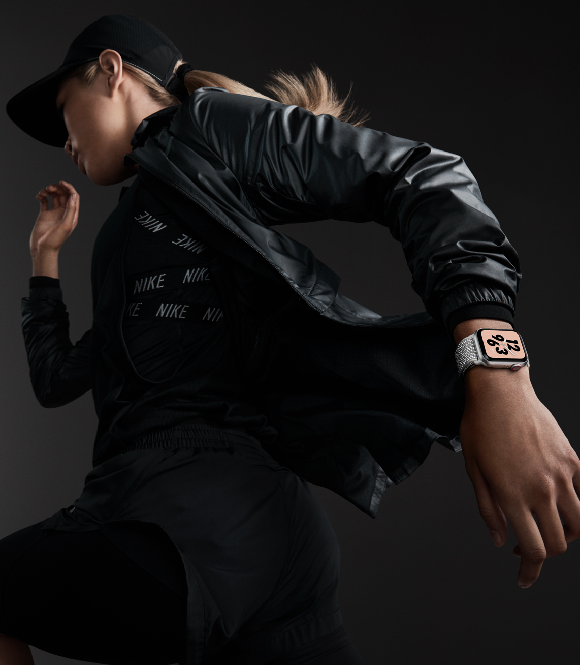 Apple Watch Series 4 Nike + (GPS + Cellular) 40mm Silver Aluminium Case with Pure Platinum / Black Nike Sport Band (MTV92, MTX62)