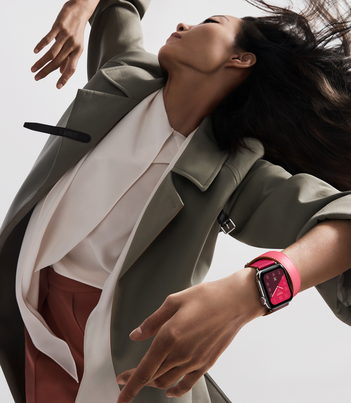 Apple Watch Series 4 Nike + (GPS + Cellular) 40mm Silver Aluminium Case with Pure Platinum / Black Nike Sport Band (MTV92, MTX62)