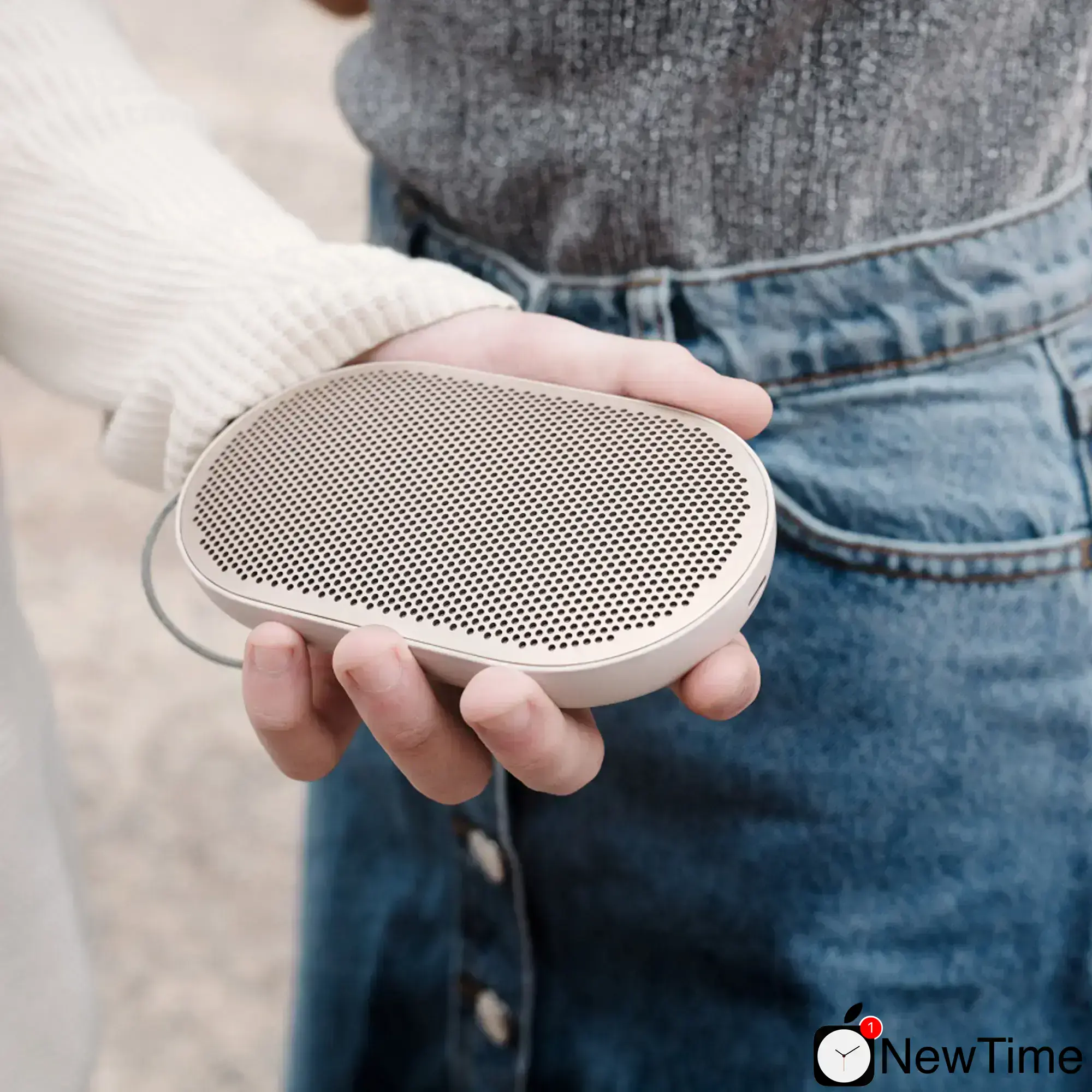 Колонка Bang & Olufsen BeoPlay P2 Sand Stone
