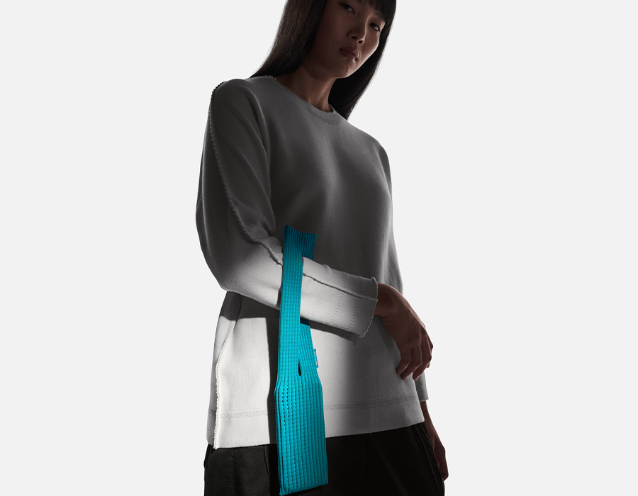 Дизайнерский чехол-сумка iPhone Pocket by ISSEY MIYAKE - Long - Black (NM58AG00215L)