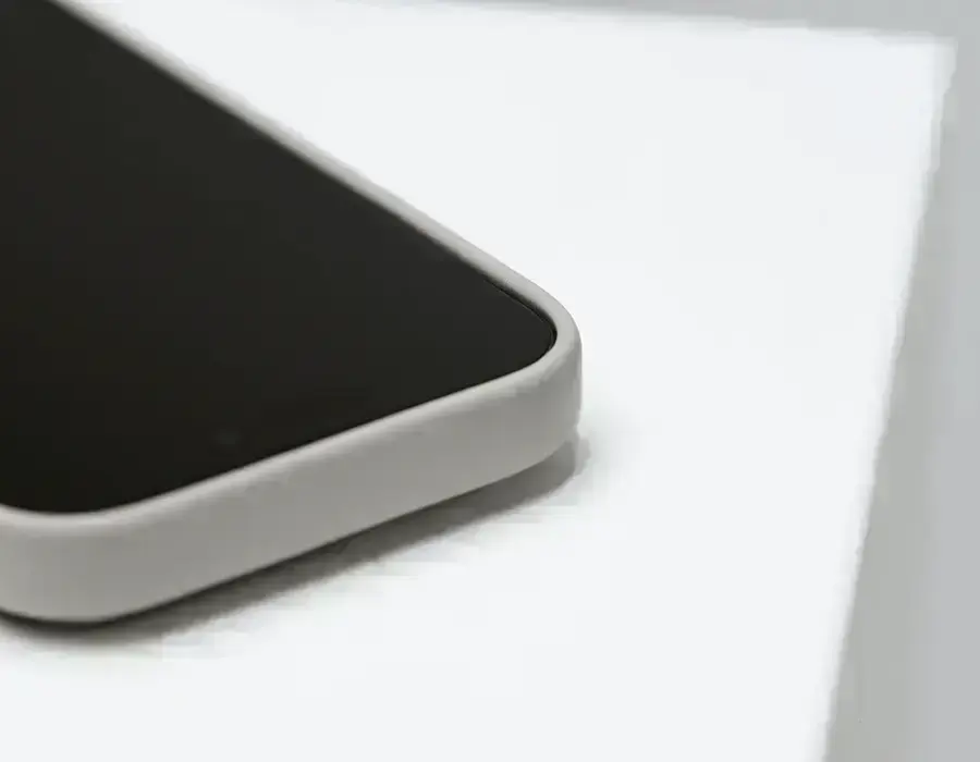 Чохол DECODED для iPhone 16 Pro Max з піднятими краями для захисту екрану