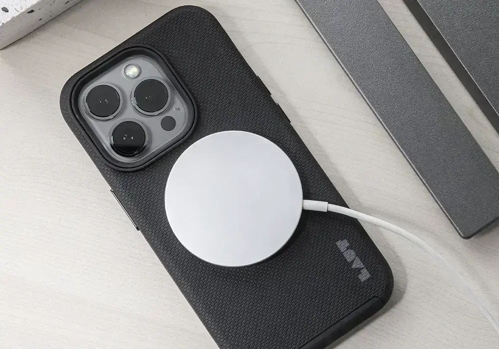 Чохол LAUT SHIELD, сумісний з MagSafe, для зручного використання