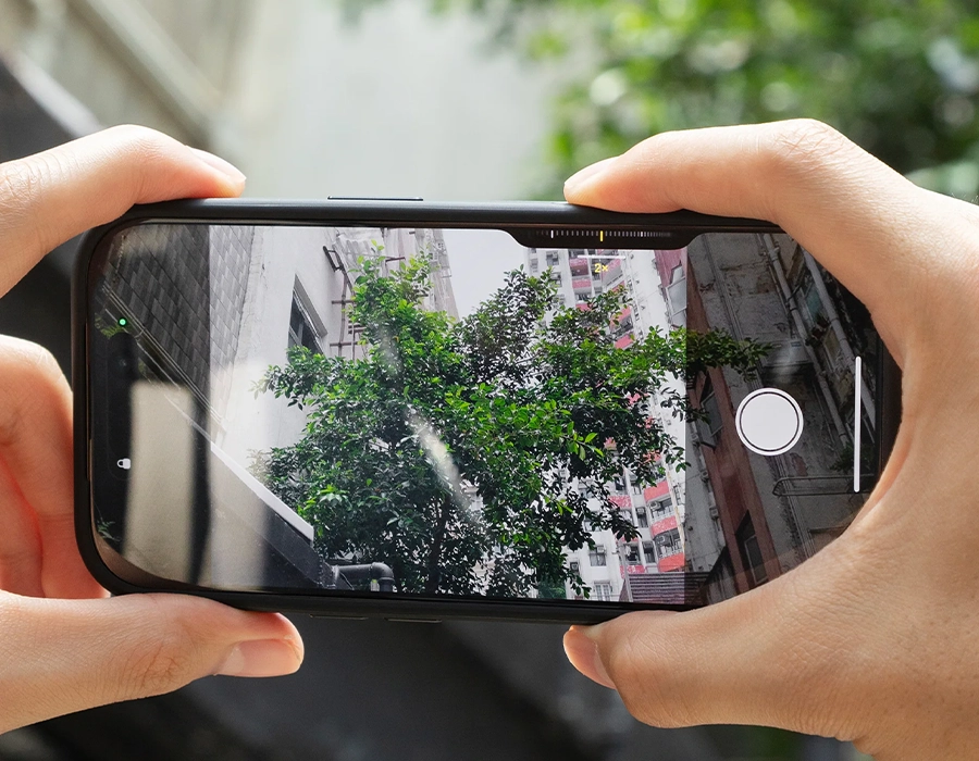 Native Union Active Case кнопка Camera Control крупным планом
