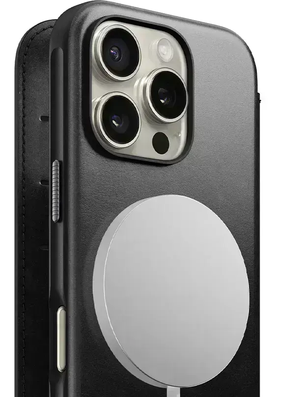 Чехол Nomad Folio на iPhone с использованием зарядки MagSafe