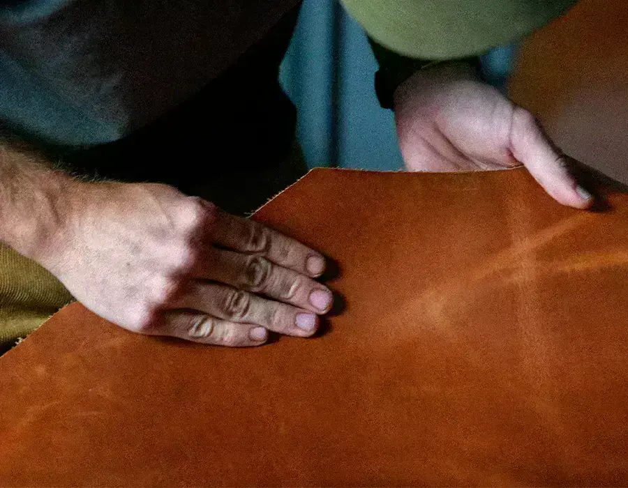 Крупный план кожи Horween с натуральной текстурой на чехле Nomad