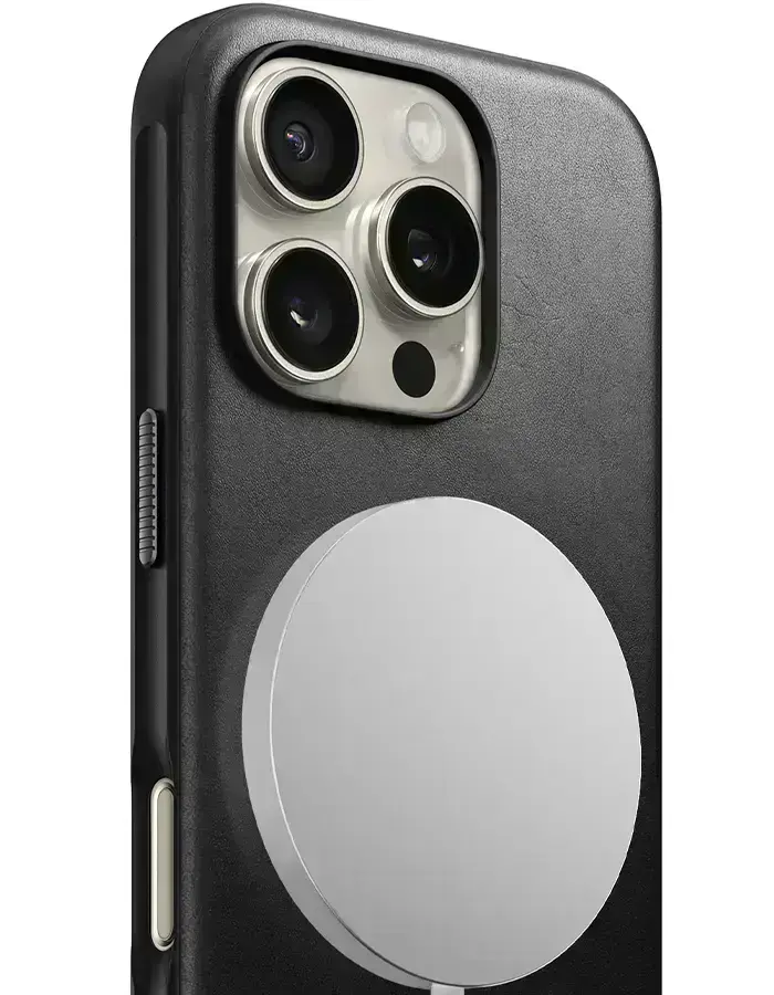 Чохол Nomad Modern Leather Case у процесі використання з MagSafe