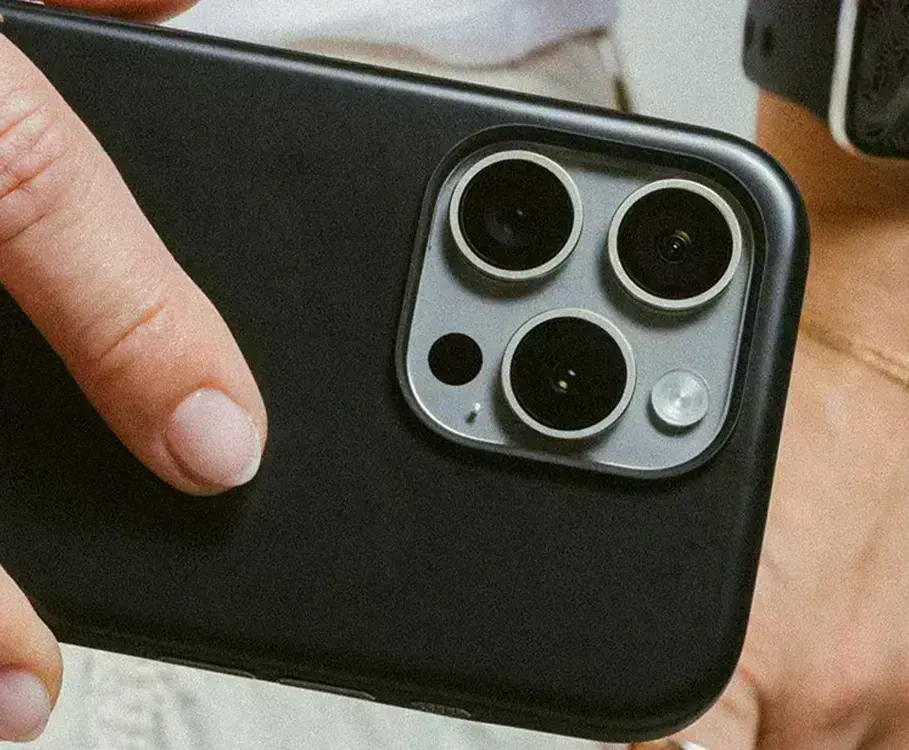 Бічний ракурс чохла Nomad Sport Case з фокусом на алюмінієві кнопки