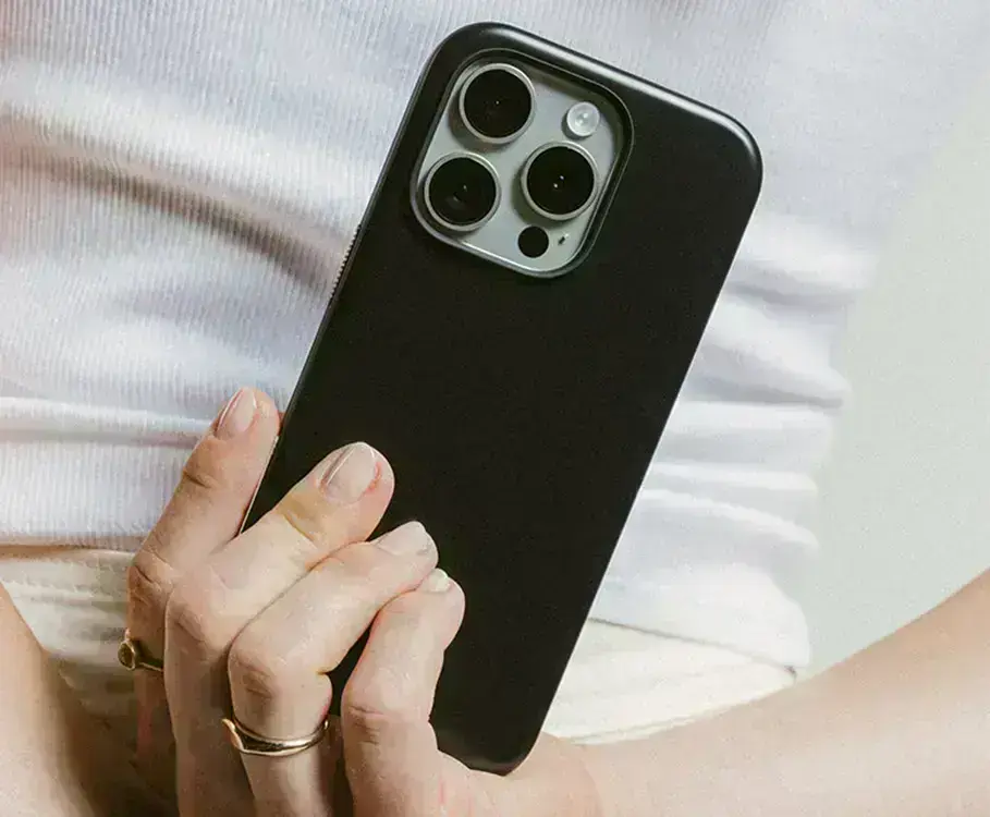 Чохол Nomad Sport Case крупним планом з акцентом на сатинову поверхню