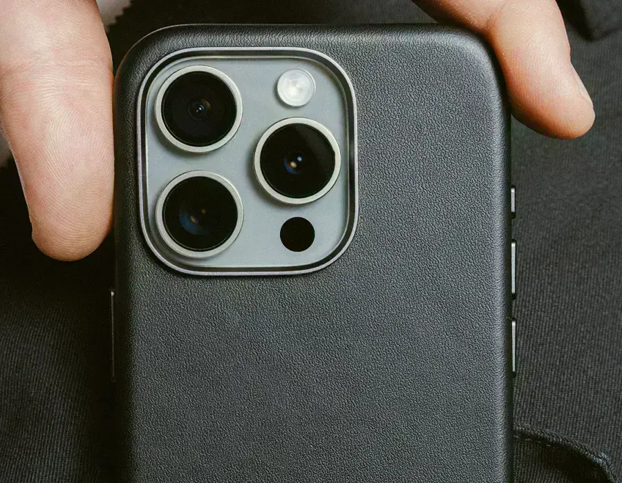 Чехол Nomad на iPhone с естественной патиной, появившейся со временем