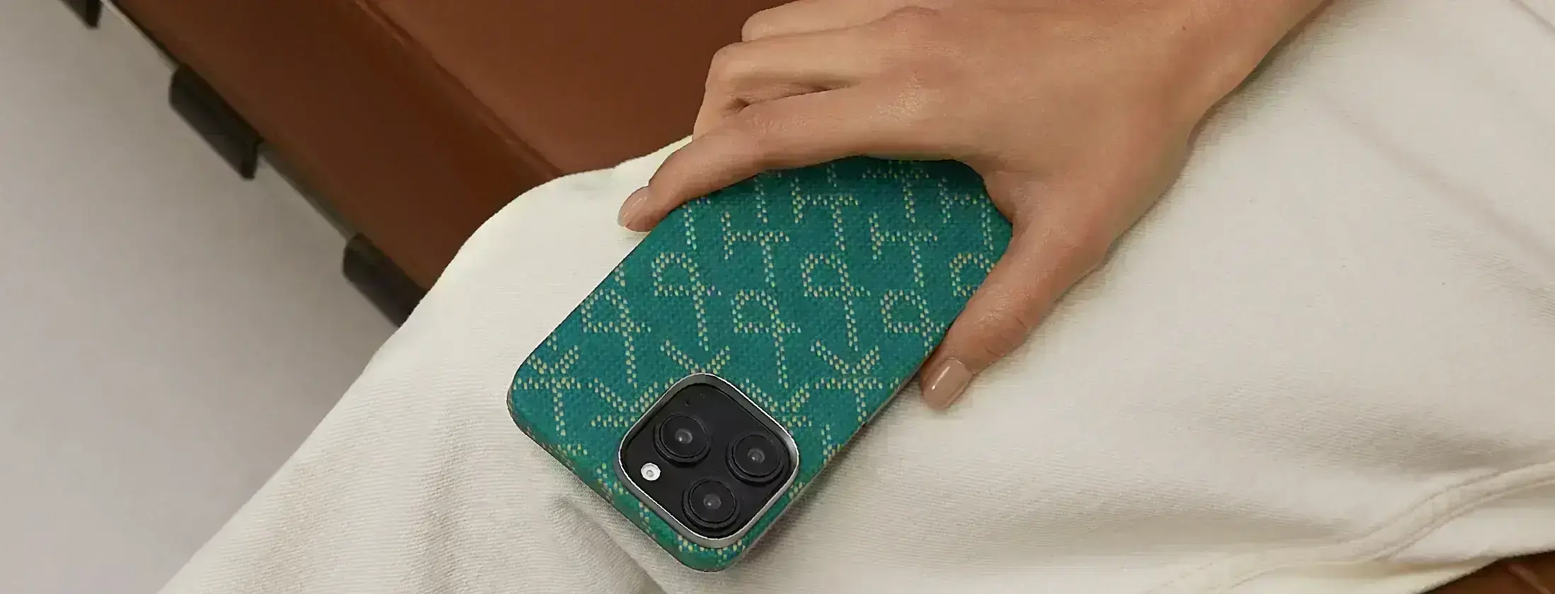 Чехол Pitaka Tactile Woven Case Monogram с минималистичным дизайном и логотипом PITAKA
