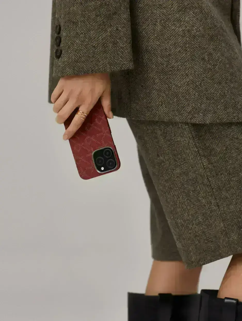 Чехол Pitaka Monogram в виде тонкого, изысканного корпуса для iPhone