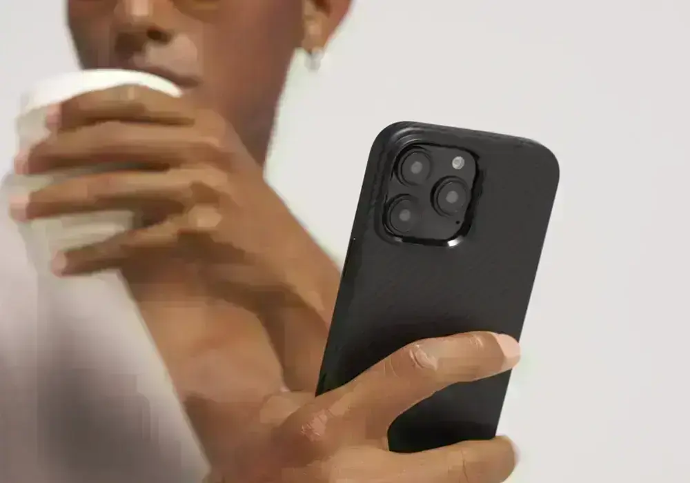 чехол pitaka military grade protective case и женщина пьет кофе