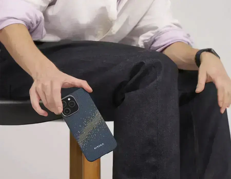 мужчина с чехлом pitaka tactile woven case starpeak