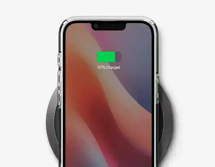 iPhone на бездротовій зарядці в чохлі Spigen Ultra Hybrid