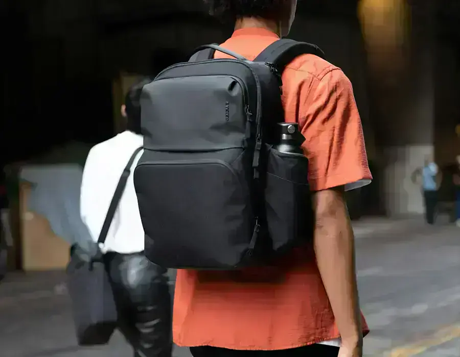 Рюкзак Incase A.R.C. Commuter Pack на чемодане благодаря сквозному отверстию для ручки