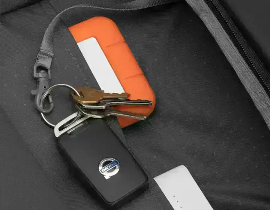 Вид рюкзака Incase A.R.C. Commuter Pack с открытым основным отделением и органайзером внутри
