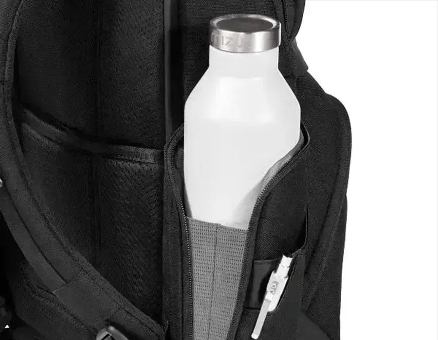 Фронтальный вид рюкзака Incase A.R.C. Commuter Pack с карманом на молнии и удобным доступом