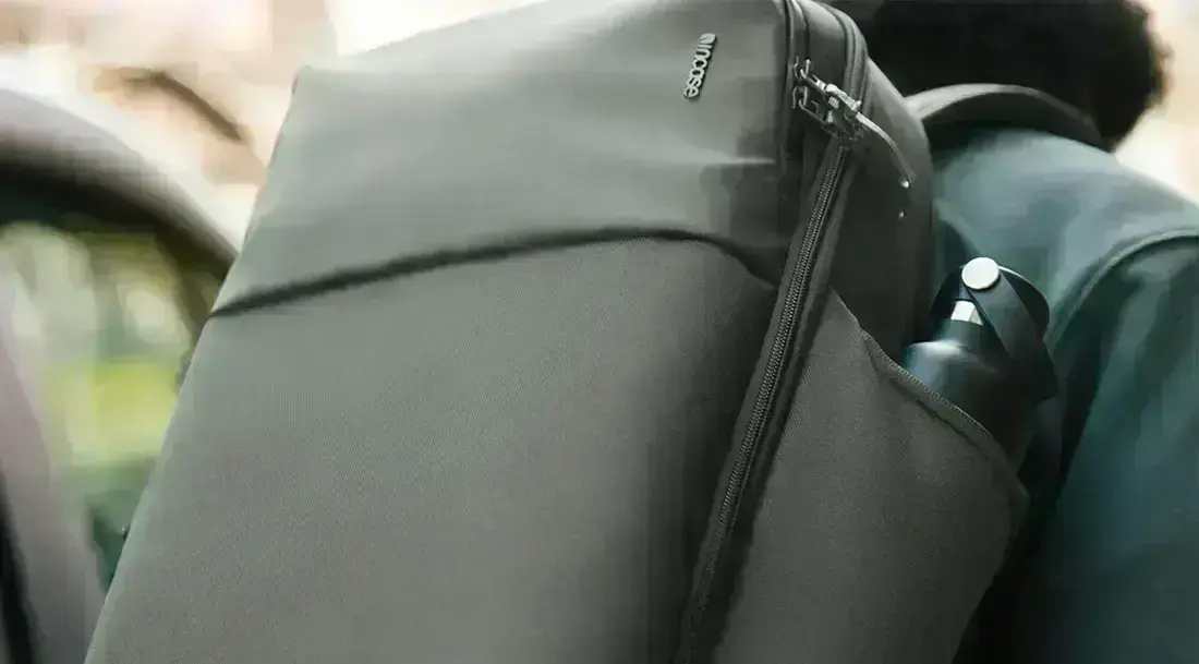 Загальний вигляд рюкзака Incase A.R.C. Daypack 24L з фронтальної сторони