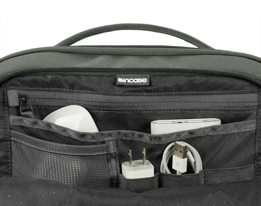 Деталі внутрішньої організації рюкзака Incase A.R.C. Daypack — кишені та секції