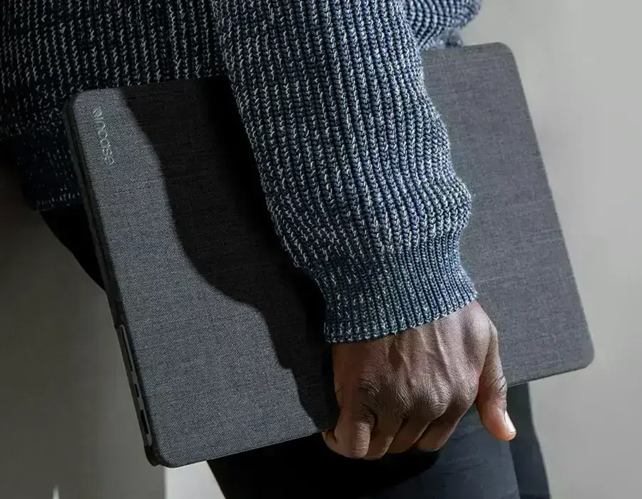Общий вид чехла Incase Textured Hardshell с Woolenex на MacBook, вид сверху