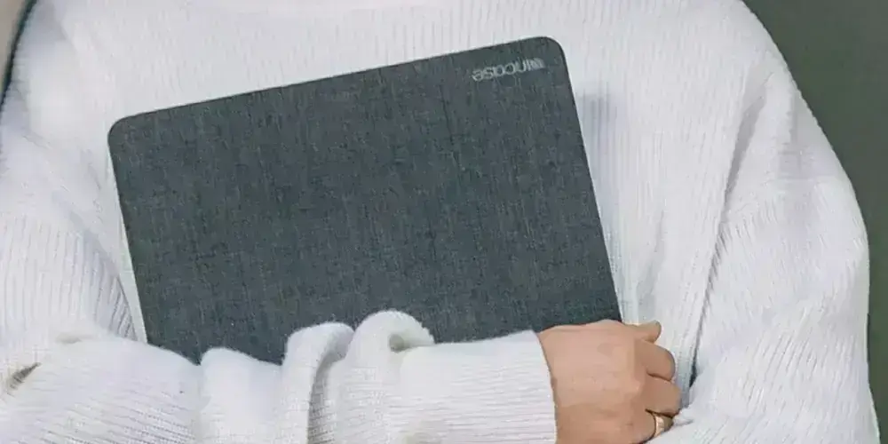 Чехол Incase Textured Hardshell с материалом Woolenex на MacBook, вид слева в открытом виде