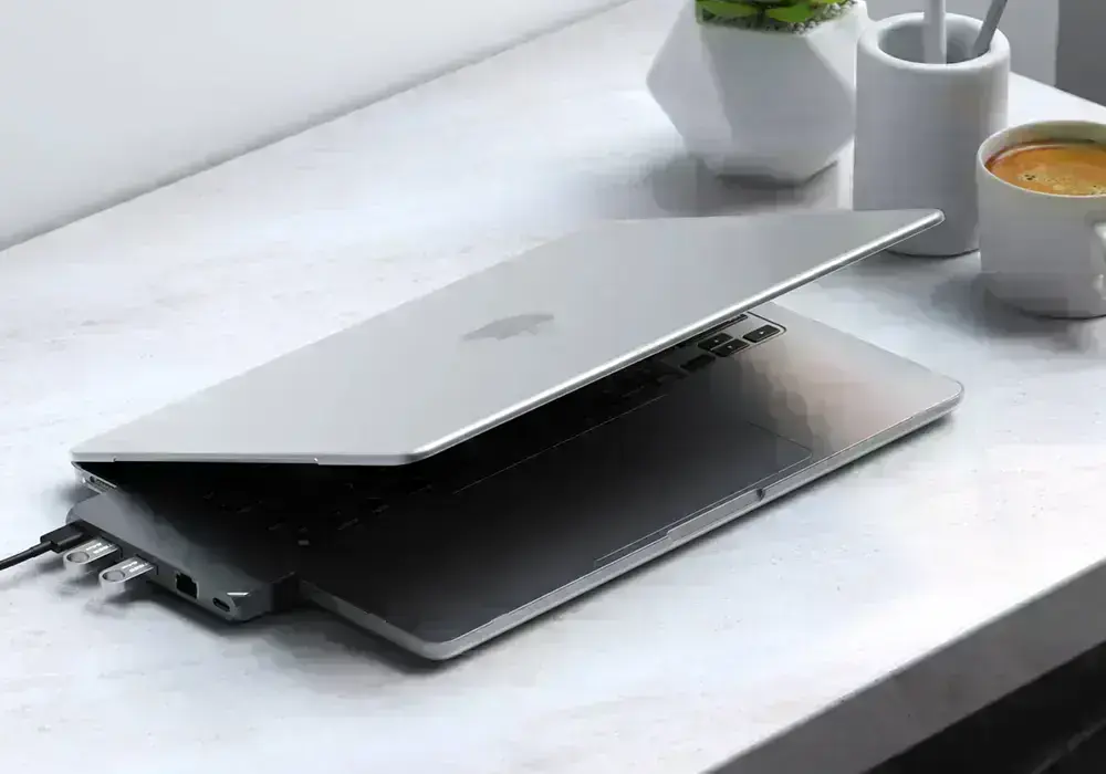 Чохол Satechi Eco-Hardshell з точними вирізами для зручного доступу до портів