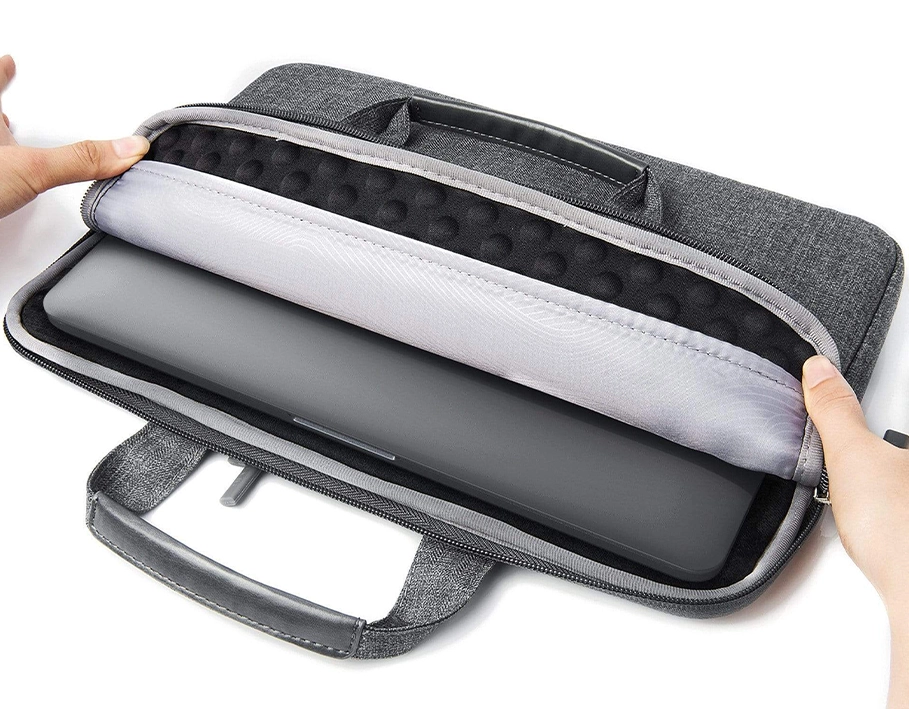 Чехол Satechi Water-Resistant Laptop Carrying Case с ноутбуком и аксессуарами во внешних карманах