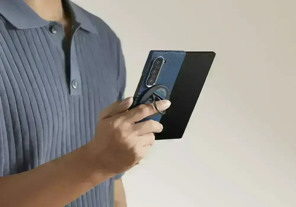 Чохол Pitaka MagEZ Case 5 для Samsung Galaxy Fold 6 у руці
