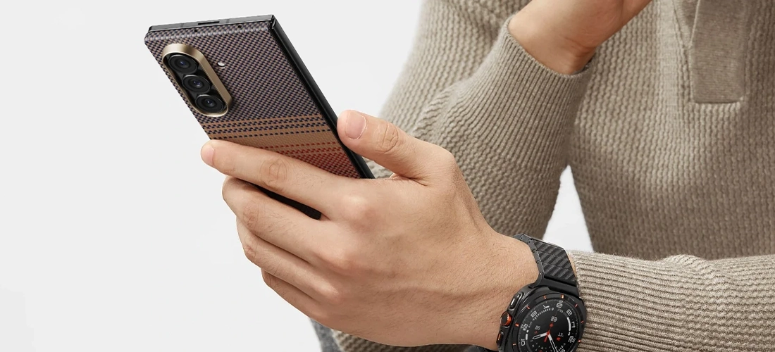 Pitaka Ultra-Slim Case для Samsung Galaxy Fold — фронтальний вигляд чохла з блакитним відтінком