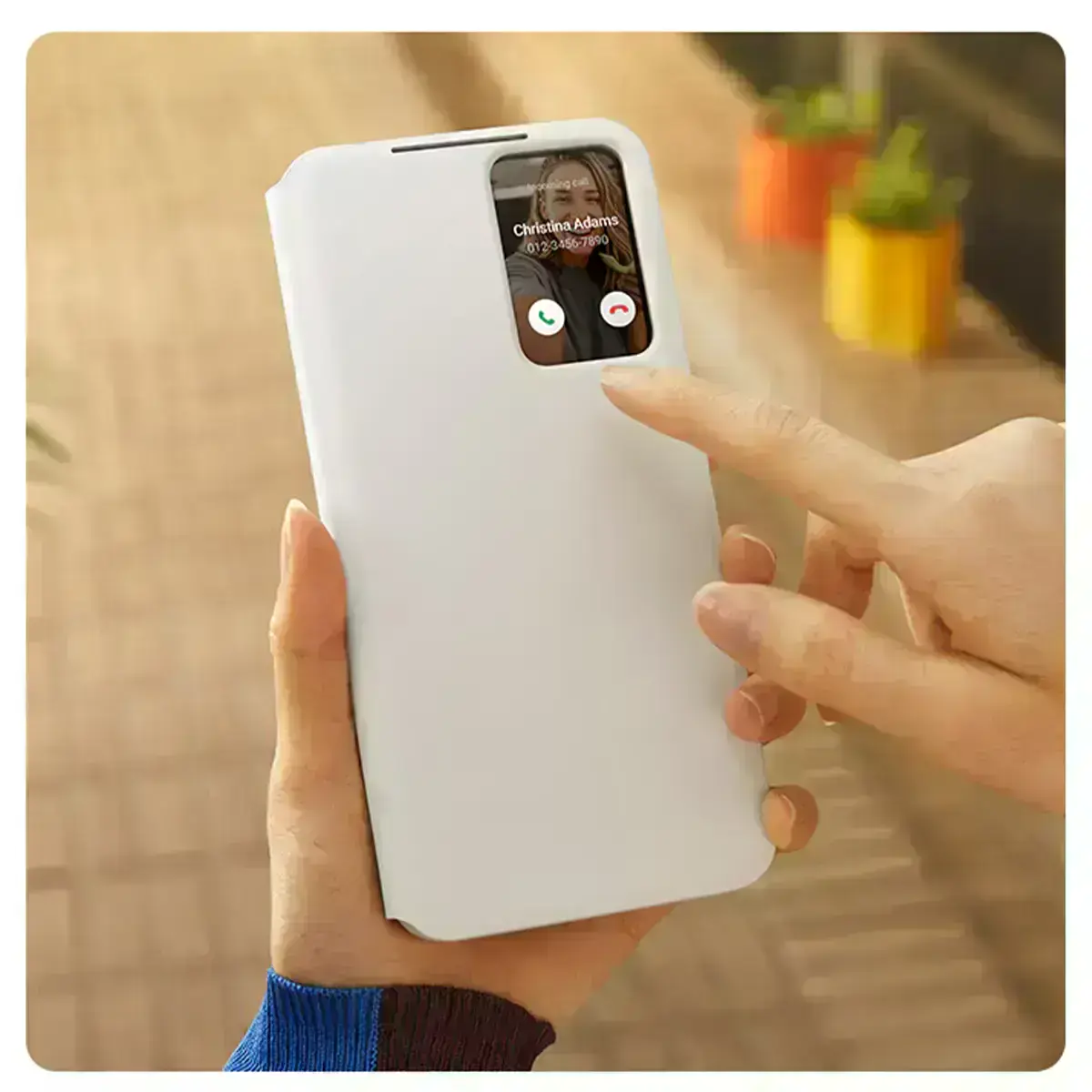 телефон самсунг с24 плюс в руці з чохлом Samsung Smart View Wallet Case на екрані зоображений дзвінок на який можливо відповісти не відкриваючи кришку чохла
