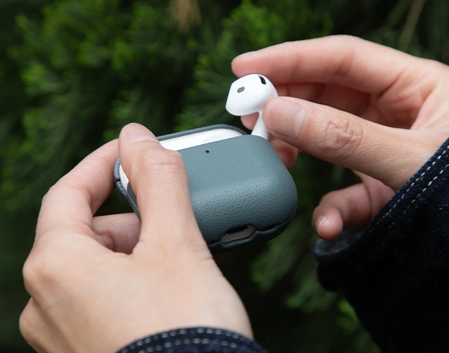 Чохол Native Union (Re)Classic Case для AirPods 4 — вигляд з відкритим кейсом