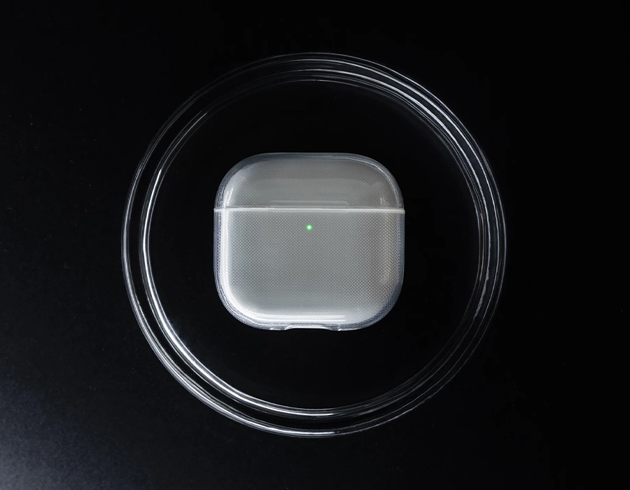 Прозорий чохол Native Union (Re)Clear Case на AirPods 4, вид спереду