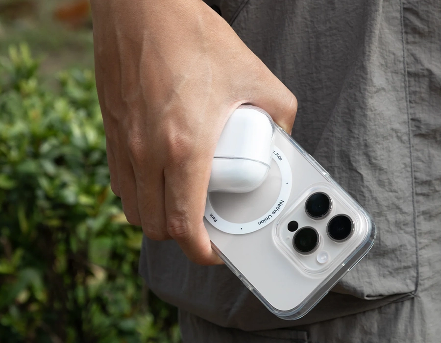Чохол Native Union (Re)Clear Case на AirPods 4, вид ззаду